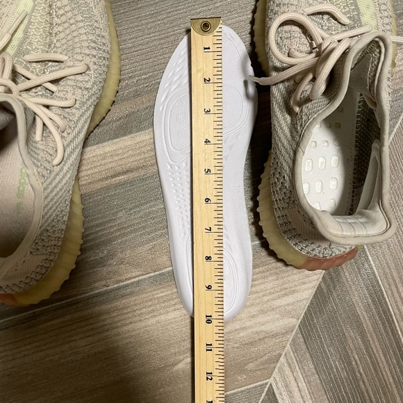 Adidas Yeezy size 40 euro - Picture 2 of 4